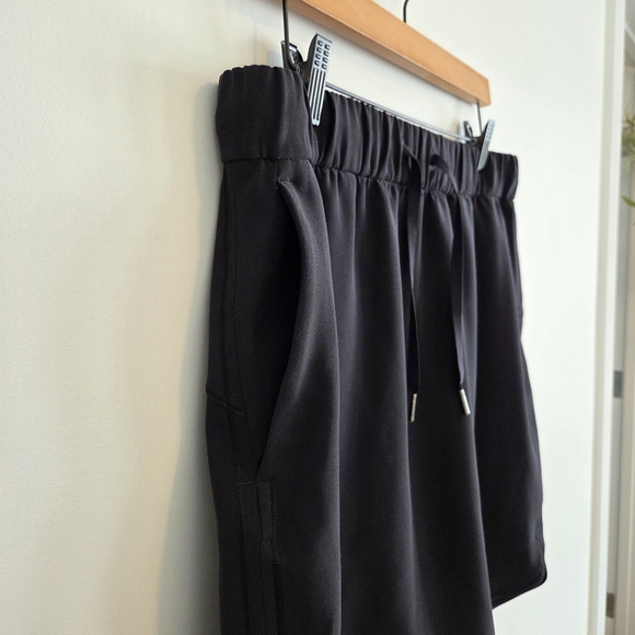 Lululemon Black Stretch Waist Skirt – Size 12 – Pockets - Picture 3 of 7